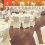 Weiße Stuhlhussen in der Willy-Brandt-Halle in Mühlheim am Main bei einer Feier – elegante Dekoration für Hochzeiten und besondere Veranstaltungen