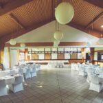 Weiße Stuhlhussen im Dorfgemeinschaftshaus Straßfeld in Swisttal bei einer Feier – elegante Dekoration für Hochzeiten und besondere Veranstaltungen