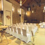 Weiße Stuhlhussen in der Burgscheune in Stadecken-Elsheim bei einer Feier – elegante Dekoration für Hochzeiten und besondere Veranstaltungen
