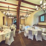 Weiße Stuhlhussen im Hotel Schloss Romrod in Romrod bei einer Feier – elegante Dekoration für Hochzeiten und besondere Veranstaltungen