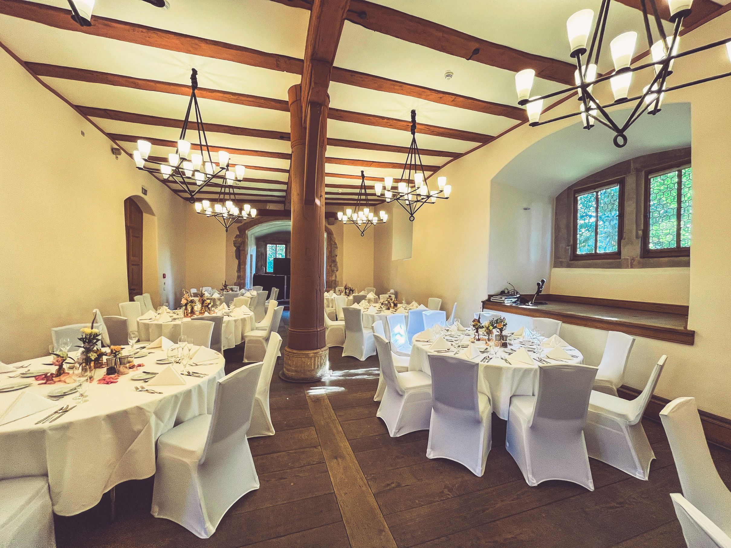 Weiße Stuhlhussen im Hotel Schloss Romrod in Romrod bei einer Feier – elegante Dekoration für Hochzeiten und besondere Veranstaltungen