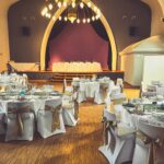 Weiße Stuhlhussen in der Kapelle in Worms bei einer Feier – elegante Dekoration für Hochzeiten und besondere Veranstaltungen