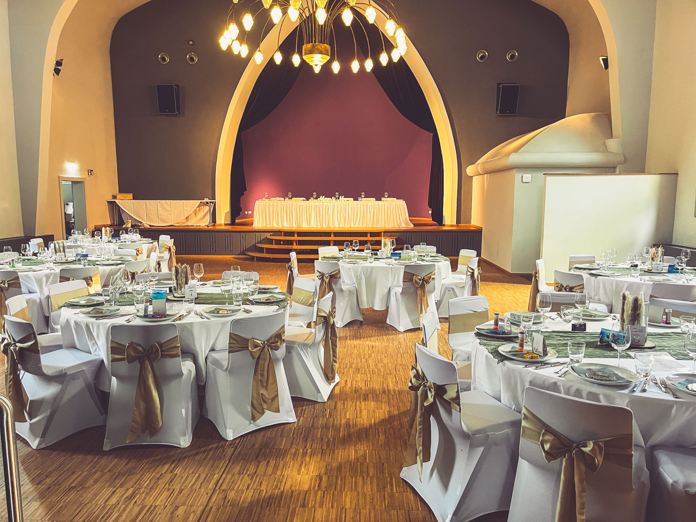 Weiße Stuhlhussen in der Kapelle in Worms bei einer Feier – elegante Dekoration für Hochzeiten und besondere Veranstaltungen