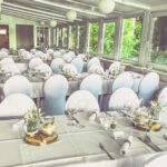 Weiße Stuhlhussen in der Bokel-Mühle am See in Bokel bei einer Feier – elegante Dekoration für Hochzeiten und besondere Veranstaltungen