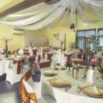 Weiße Stuhlhussen im Dorfgemeinschaftshaus Nieder-Oberrod in Idstein bei einer Feier – elegante Dekoration für Hochzeiten und besondere Veranstaltungen