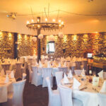 Weiße Stuhlhussen im Gasthof und Pension Zum Löwen in Hirschberg an der Bergstraße bei einer Feier – elegante Dekoration für Hochzeiten und besondere Veranstaltungen