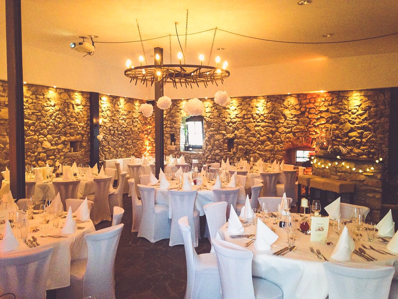 Stuhlhussen Gasthof und Pension Zum Löwen Hirschberg an der Bergstraße Weiße Stuhlhussen im Gasthof und Pension Zum Löwen in Hirschberg an der Bergstraße bei einer Feier – elegante Dekoration für Hochzeiten und besondere Veranstaltungen