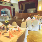 Weiße Stuhlhussen in der Gaststätte Zum goldenen Löwen in Hohenleipisch bei einer Feier – elegante Dekoration für Hochzeiten und besondere Veranstaltungen