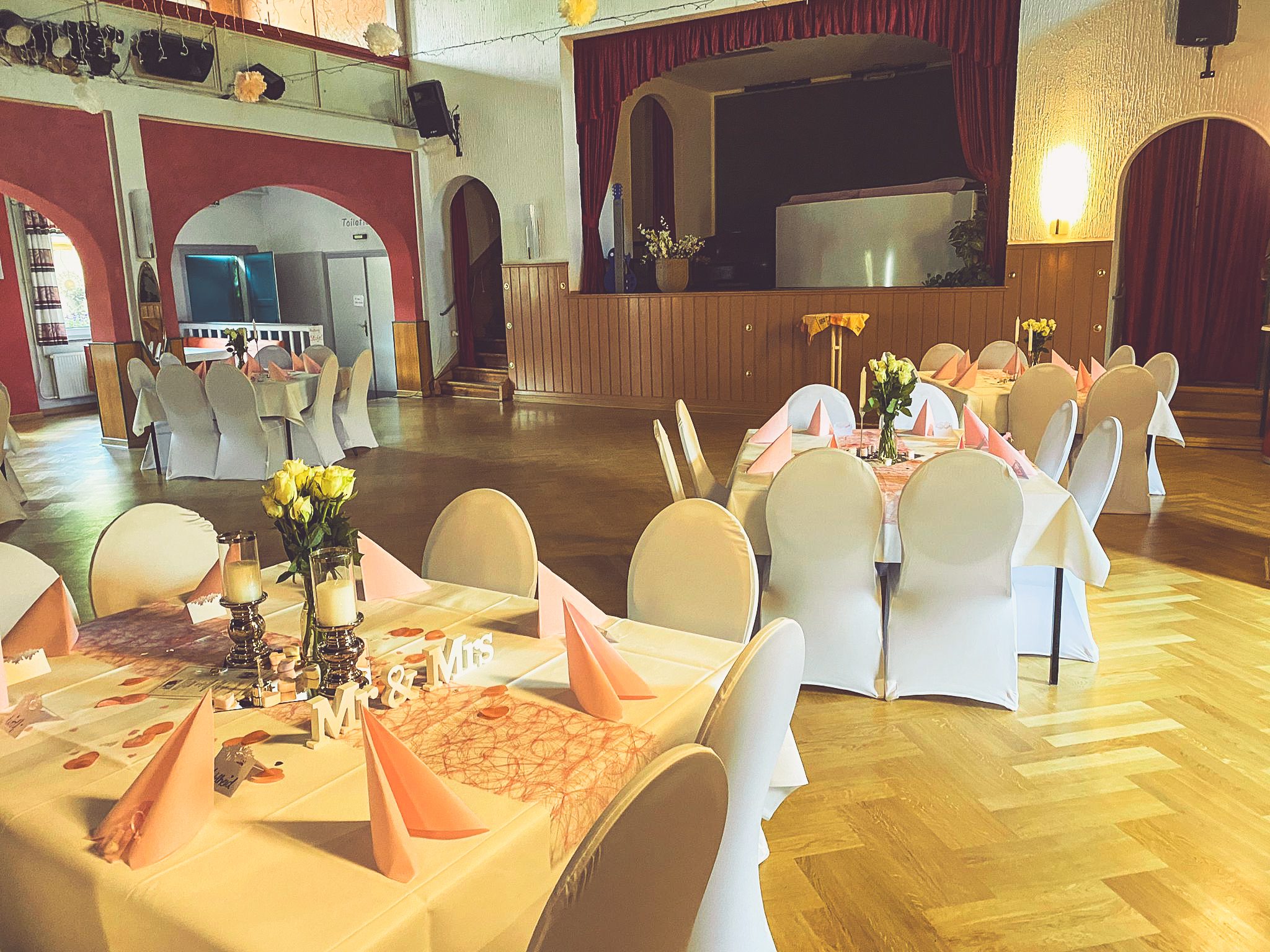 Weiße Stuhlhussen in der Gaststätte Zum goldenen Löwen in Hohenleipisch bei einer Feier – elegante Dekoration für Hochzeiten und besondere Veranstaltungen