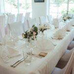 Weiße Stuhlhussen im Hotel Restaurant Dammühle in Marburg bei einer Feier – elegante Dekoration für Hochzeiten und besondere Veranstaltungen
