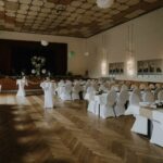 Weiße Stuhlhussen im Hotel Ratsstuben in Kalbe bei einer Feier – elegante Dekoration für Hochzeiten und besondere Veranstaltungen