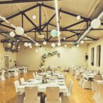 Weiße Stuhlhussen im Thomas-Morus-Haus in Eisenberg bei einer Feier – elegante Dekoration für Hochzeiten und besondere Veranstaltungen