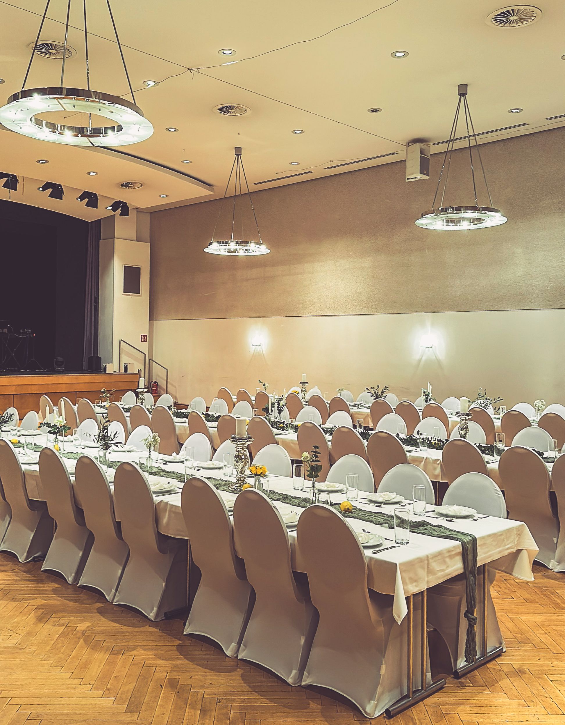 Stuhlhussen Bürgerhaus Heßheim Weiße Stuhlhussen im Bürgerhaus in Heßheim bei einer Feier – elegante Dekoration für Hochzeiten und besondere Veranstaltungen