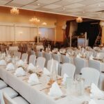 Weiße Stuhlhussen im Hotel-Restaurant Goos in Jübek bei einer Feier – elegante Dekoration für Hochzeiten und besondere Veranstaltungen