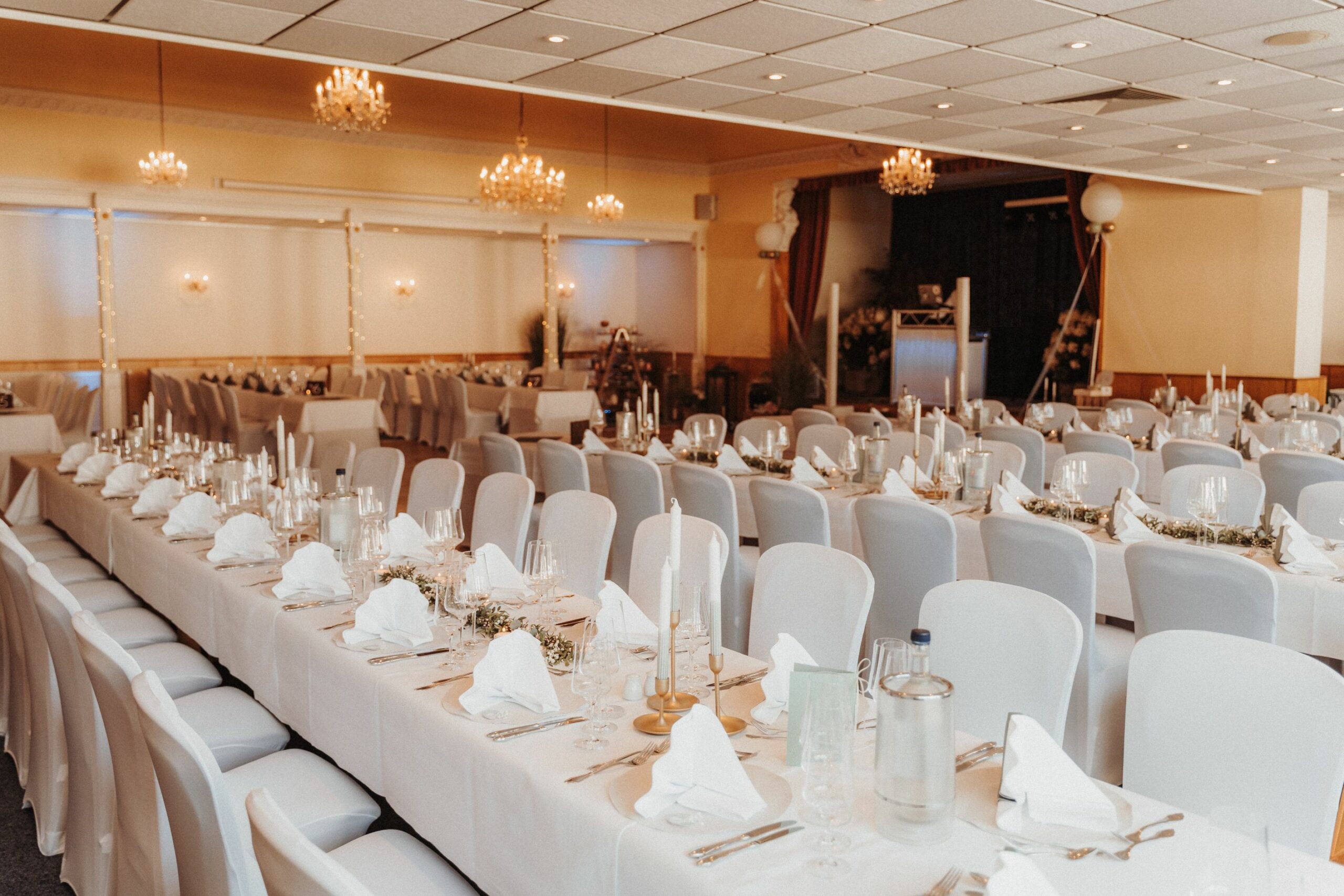 Weiße Stuhlhussen im Hotel-Restaurant Goos in Jübek bei einer Feier – elegante Dekoration für Hochzeiten und besondere Veranstaltungen