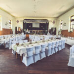 Weiße Stuhlhussen in der Turnhalle in Lettweiler bei einer Feier – elegante Dekoration für Hochzeiten und besondere Veranstaltungen