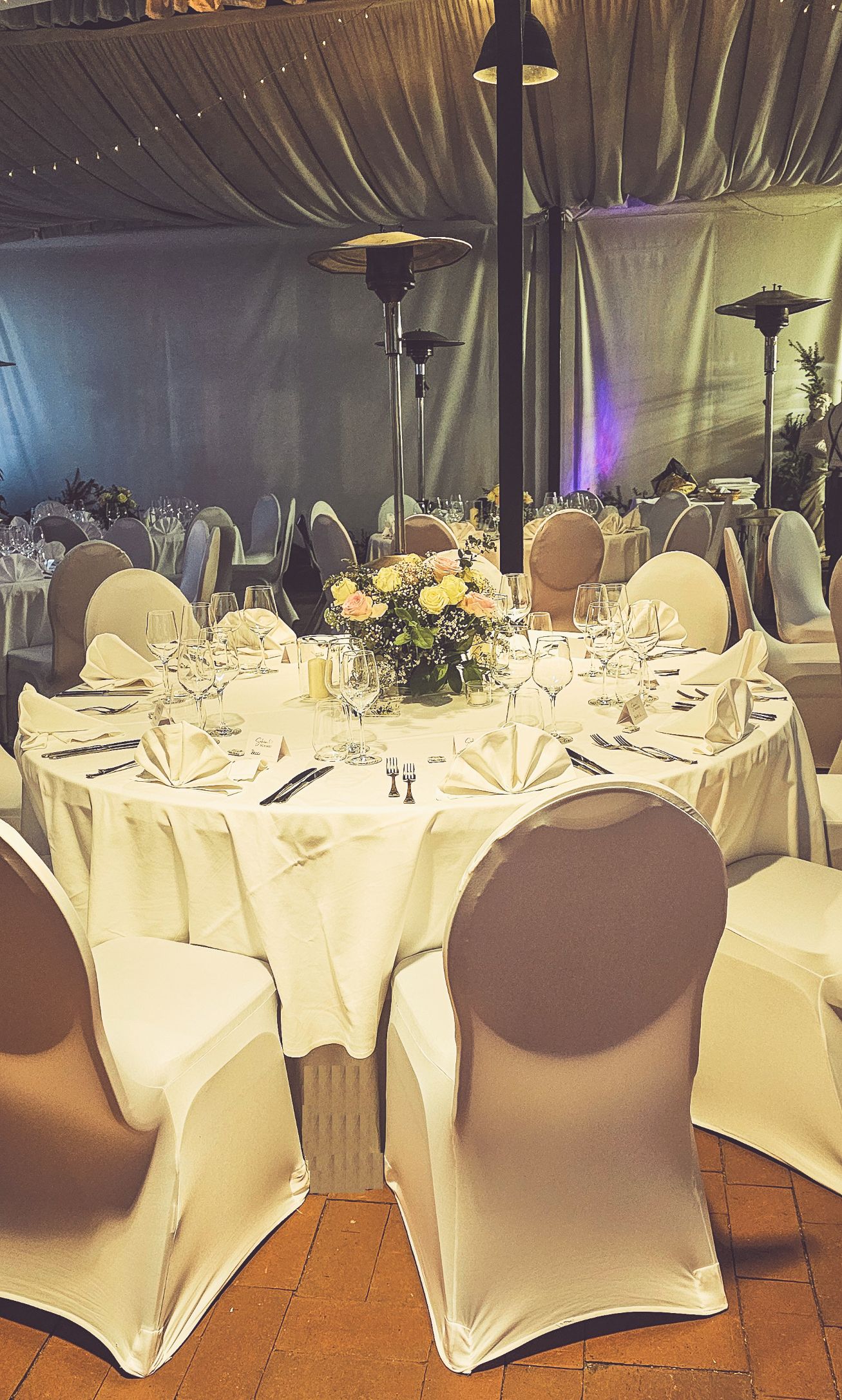 Stuhlhussen Waldhaus Bad Nauheim Weiße Stuhlhussen im Waldhaus in Bad Nauheim bei einer Feier – elegante Dekoration für Hochzeiten und Veranstaltungen