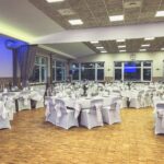 Weiße Stuhlhussen im Schützenhaus in Dormagen bei einer Feier – elegante Dekoration für Hochzeiten und Veranstaltungen