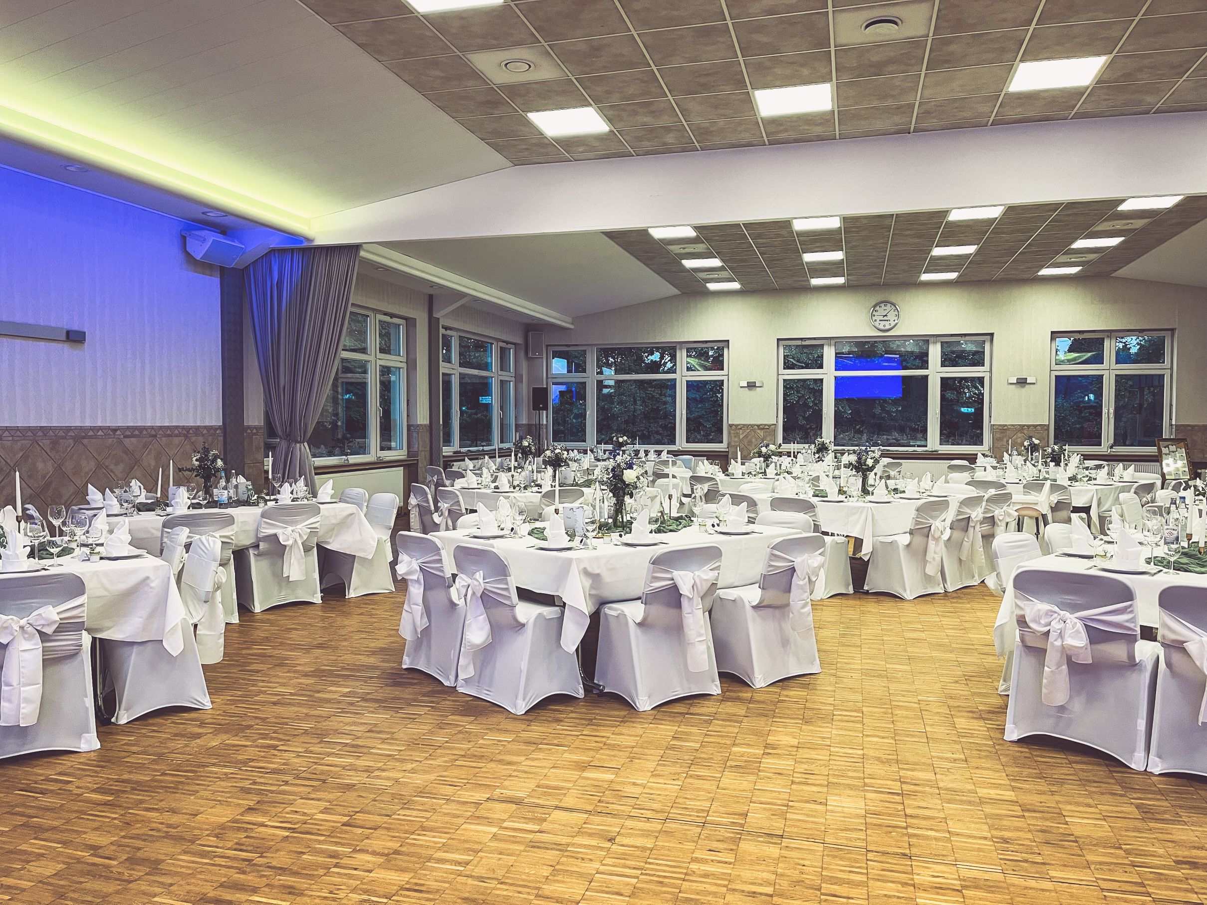 Weiße Stuhlhussen im Schützenhaus in Dormagen bei einer Feier – elegante Dekoration für Hochzeiten und Veranstaltungen
