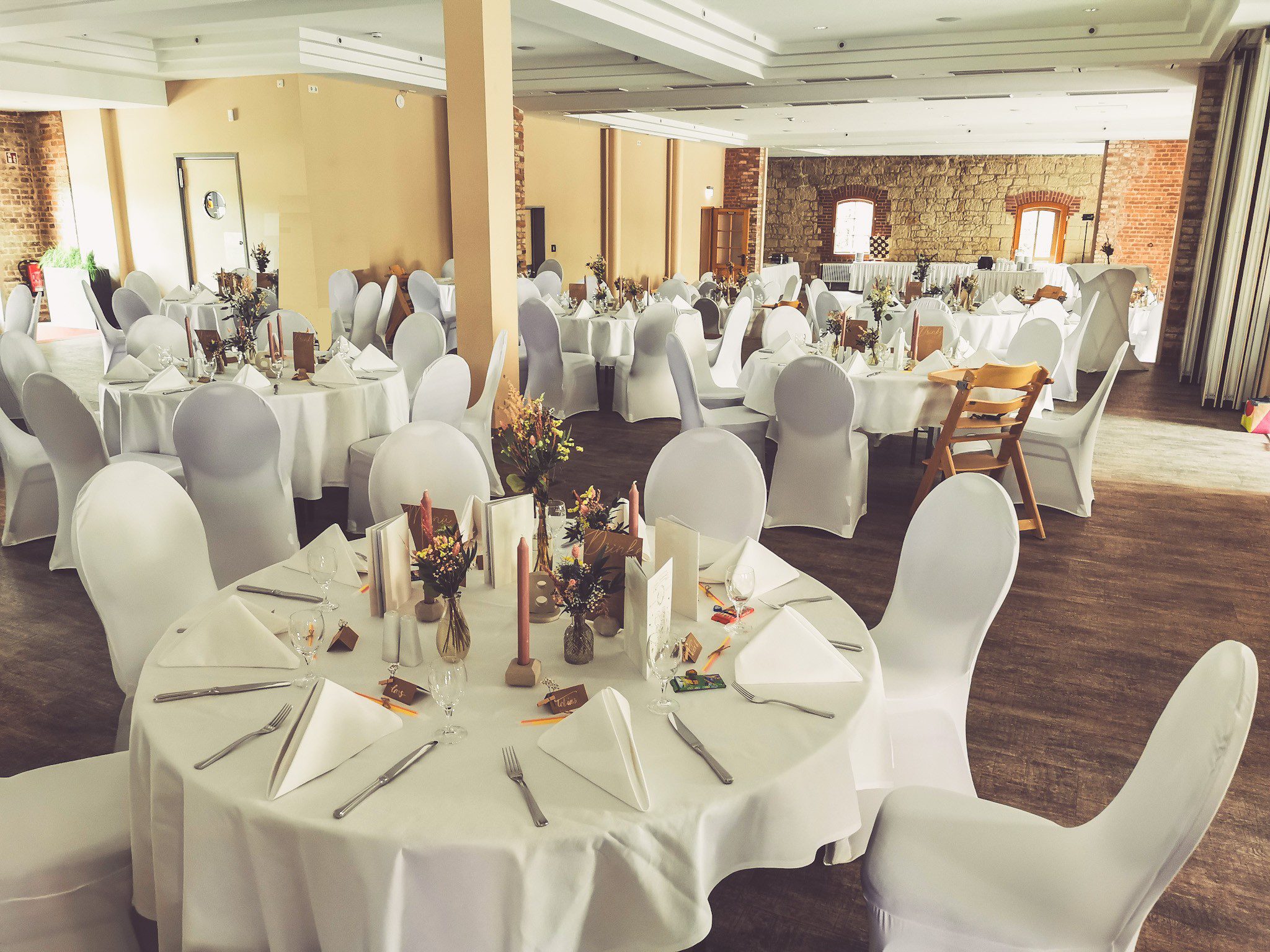 Weiße Stuhlhussen im Best Western Hotel Schlossmühle in Quedlinburg bei einer Feier – elegante Dekoration für Hochzeiten und besondere Veranstaltungen