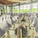 Weiße Stuhlhussen im Bürgerhaus in Laumersheim bei einer Feier – elegante Dekoration für Hochzeiten und besondere Veranstaltungen