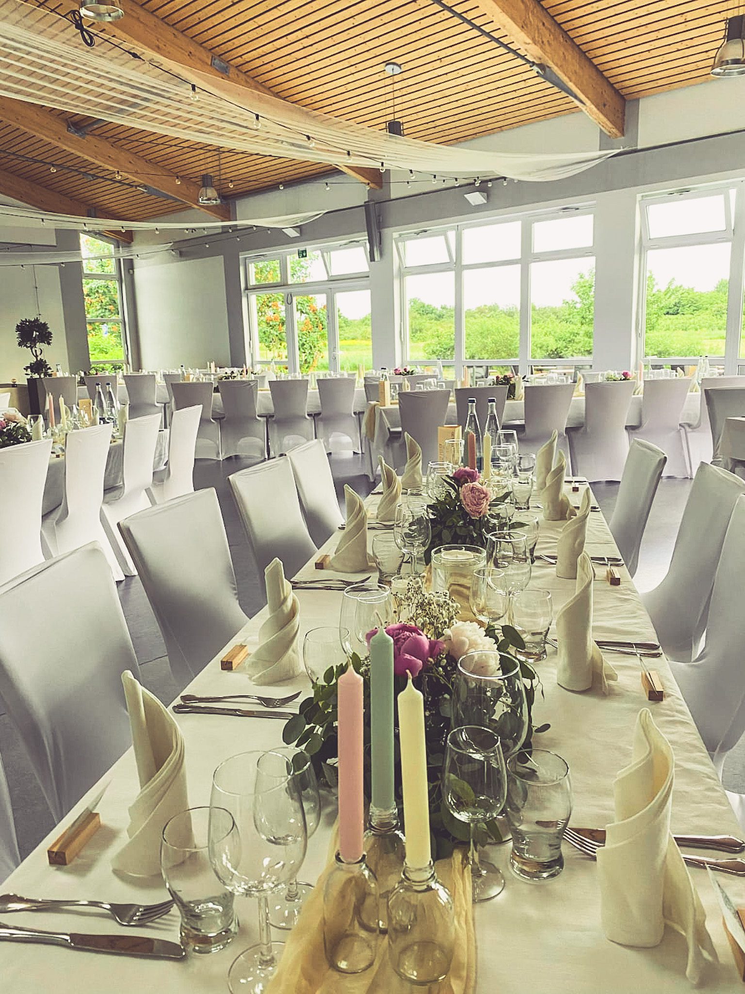 Weiße Stuhlhussen im Bürgerhaus in Laumersheim bei einer Feier – elegante Dekoration für Hochzeiten und besondere Veranstaltungen