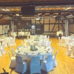 Weiße Stuhlhussen in der Gaststätte Manes am Bösch in Dormagen bei einer Feier – elegante Dekoration für Hochzeiten und besondere Veranstaltungen