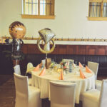Weiße Stuhlhussen im Restaurant Zum Schwarzen Ochsen in Weinheim bei einer Feier – elegante Dekoration für Hochzeiten und Veranstaltungen