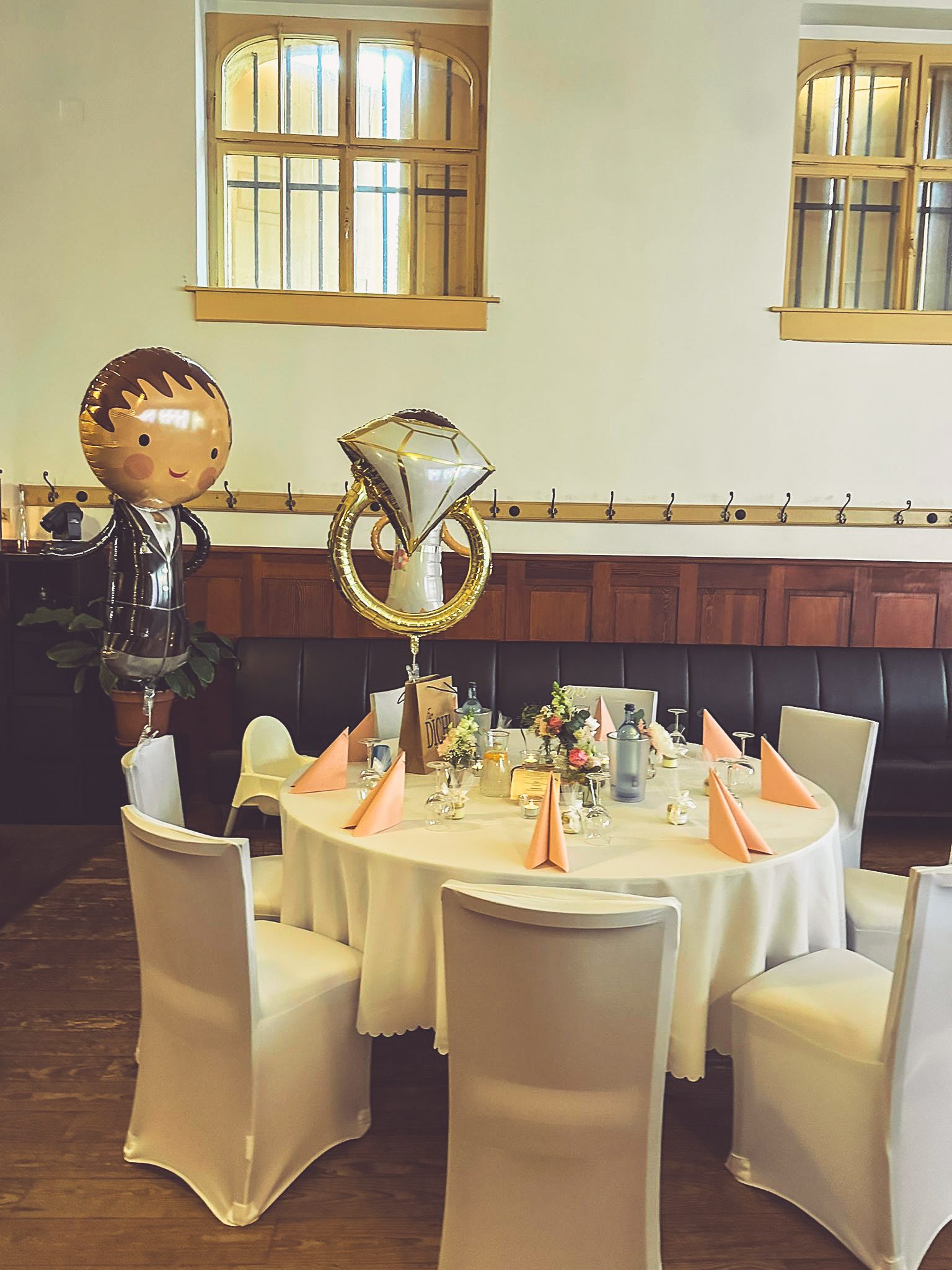 Stuhlhussen Zum Schwarzen Ochsen Weinheim Weiße Stuhlhussen im Restaurant Zum Schwarzen Ochsen in Weinheim bei einer Feier – elegante Dekoration für Hochzeiten und Veranstaltungen