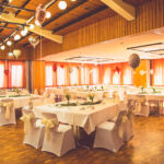 Weiße Stuhlhussen im Bürgerhaus Unterhaun in Hauneck bei einer Feier – elegante Dekoration für Hochzeiten und Veranstaltungen