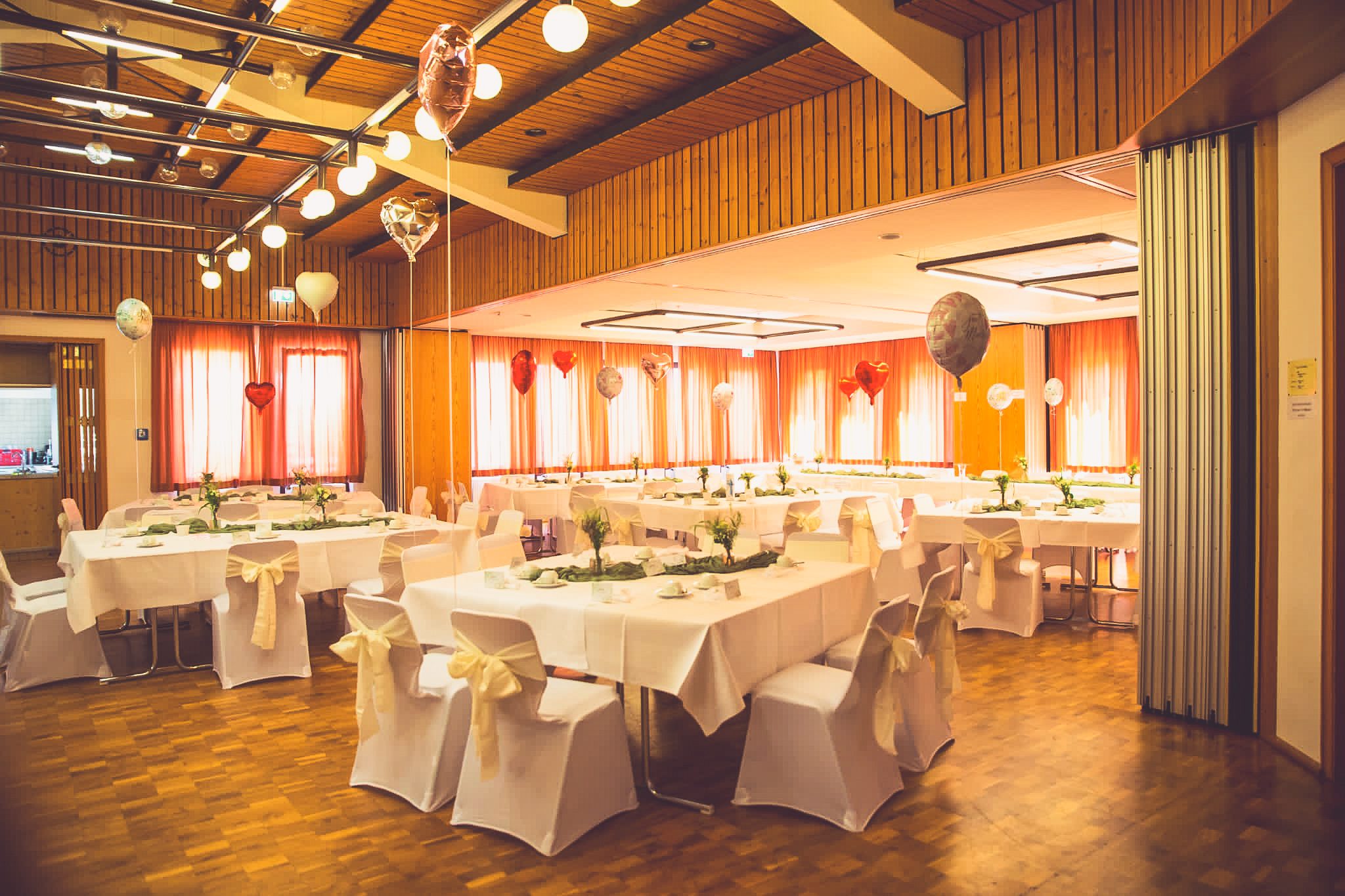 Weiße Stuhlhussen im Bürgerhaus Unterhaun in Hauneck bei einer Feier – elegante Dekoration für Hochzeiten und Veranstaltungen