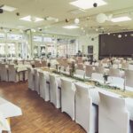 Weiße Stuhlhussen im Dorfgemeinschaftshaus in Soderstorf bei einer Feier – elegante Dekoration für Hochzeiten und besondere Veranstaltungen