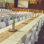 Weiße Stuhlhussen in der Festhalle in Battenberg (Eder) bei einer Feier – elegante Dekoration für Hochzeiten und Veranstaltungen