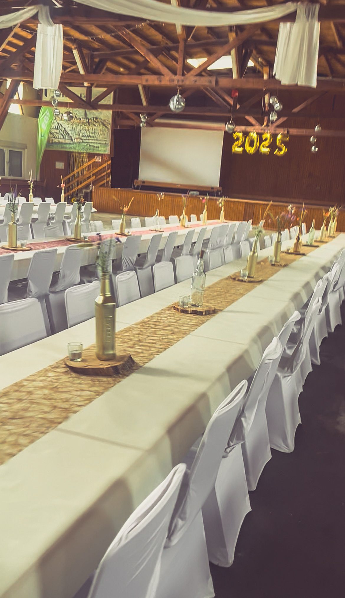 Weiße Stuhlhussen in der Festhalle in Battenberg (Eder) bei einer Feier – elegante Dekoration für Hochzeiten und Veranstaltungen
