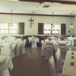 Weiße Stuhlhussen im Landgasthof Frohnstetten in Hengersberg bei einer Feier – elegante Dekoration für Hochzeiten und besondere Veranstaltungen