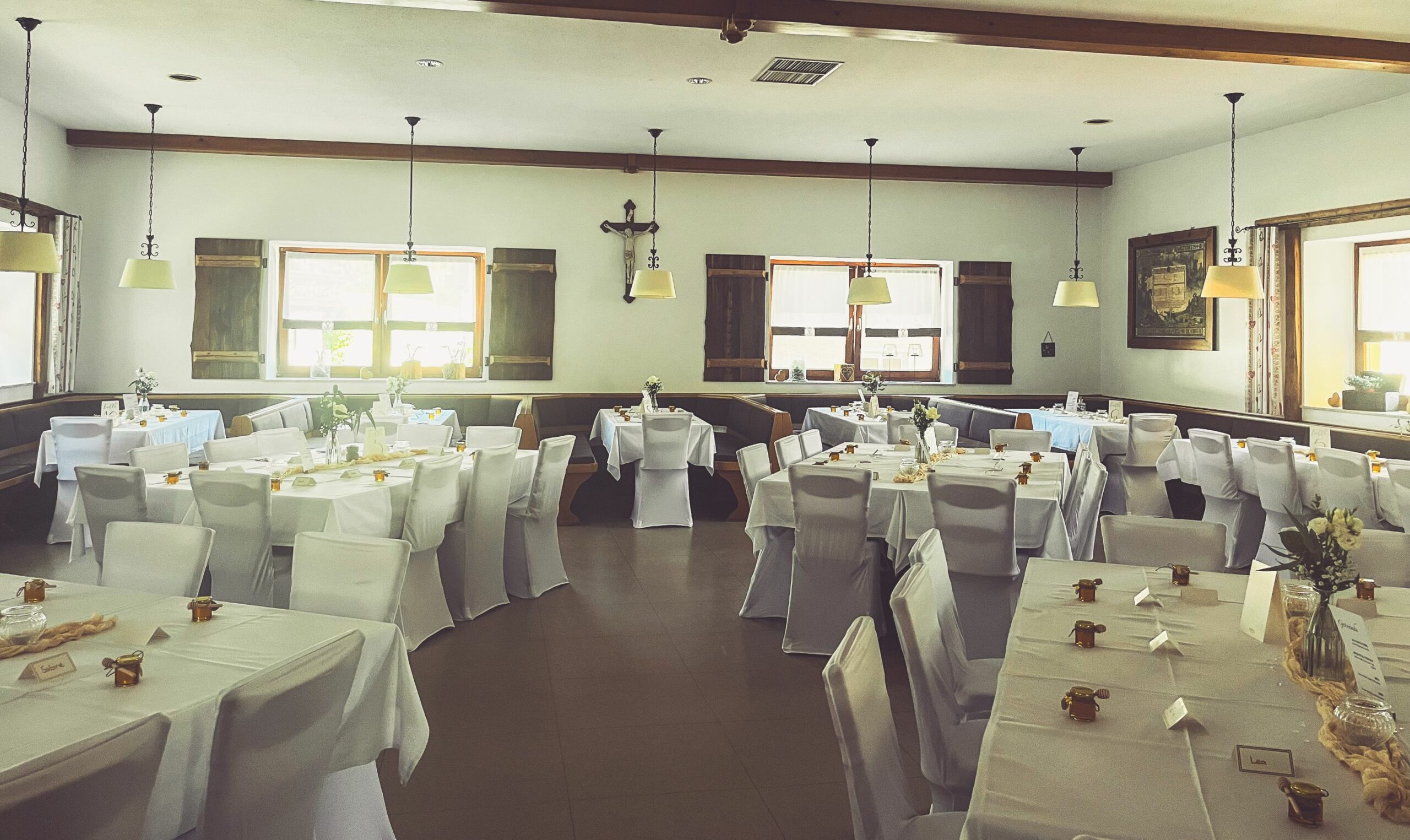 Weiße Stuhlhussen im Landgasthof Frohnstetten in Hengersberg bei einer Feier – elegante Dekoration für Hochzeiten und besondere Veranstaltungen