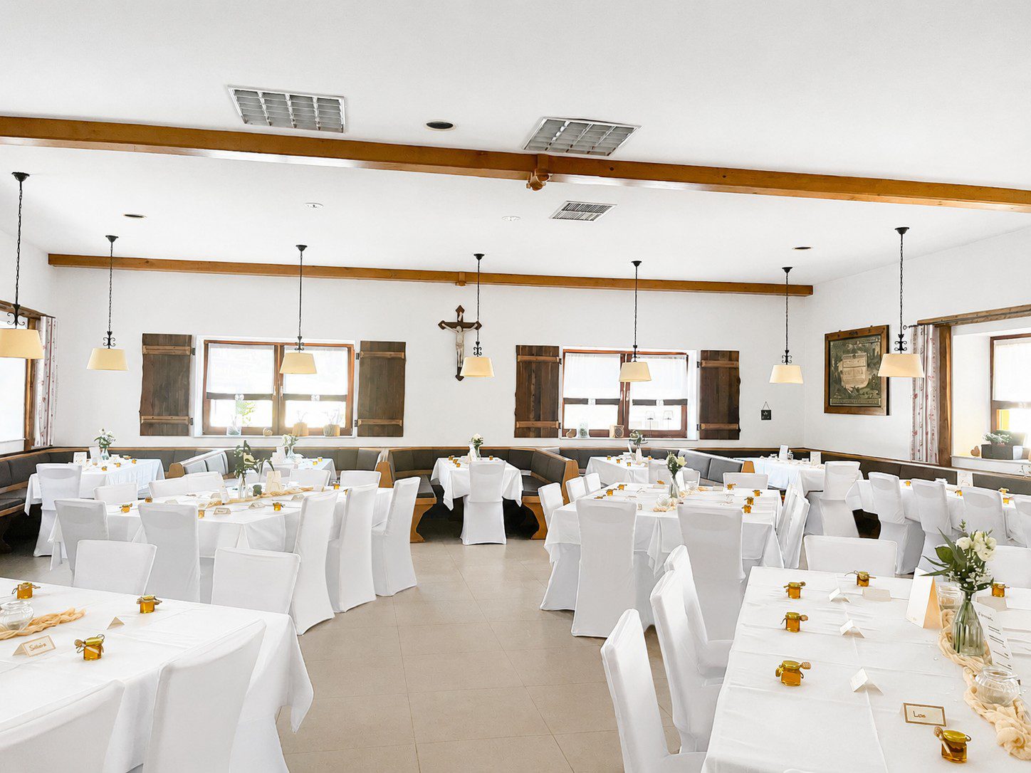 Weiße Stuhlhussen im Landgasthof Frohnstetten in Hengersberg bei einer Feier – elegante Dekoration für Hochzeiten und besondere Veranstaltungen