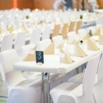 Weiße Stuhlhussen im Bürgerhaus Schweinsberg in Stadtallendorf bei einer Feier – elegante Dekoration für Hochzeiten und Veranstaltungen