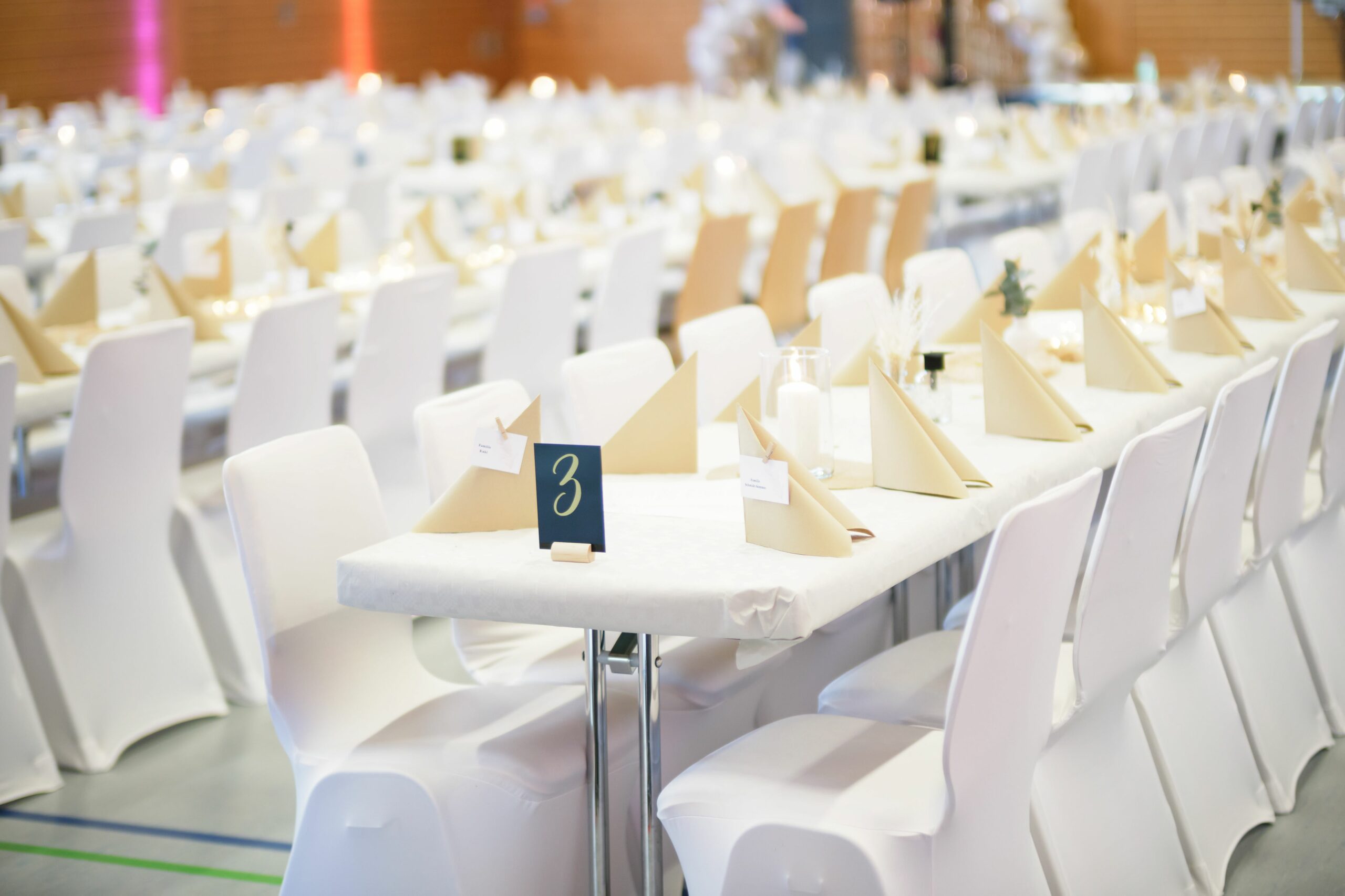 Weiße Stuhlhussen im Bürgerhaus Schweinsberg in Stadtallendorf bei einer Feier – elegante Dekoration für Hochzeiten und Veranstaltungen