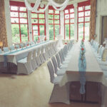 Weiße Stuhlhussen im Dorfgemeinschaftshaus Eckartshausen in Büdingen bei einer Feier – elegante Dekoration für Hochzeiten und Veranstaltungen