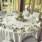 Weiße Stuhlhussen im Dolce by Wyndham in Bad Nauheim bei einer Feier – elegante Dekoration für Hochzeiten und besondere Veranstaltungen