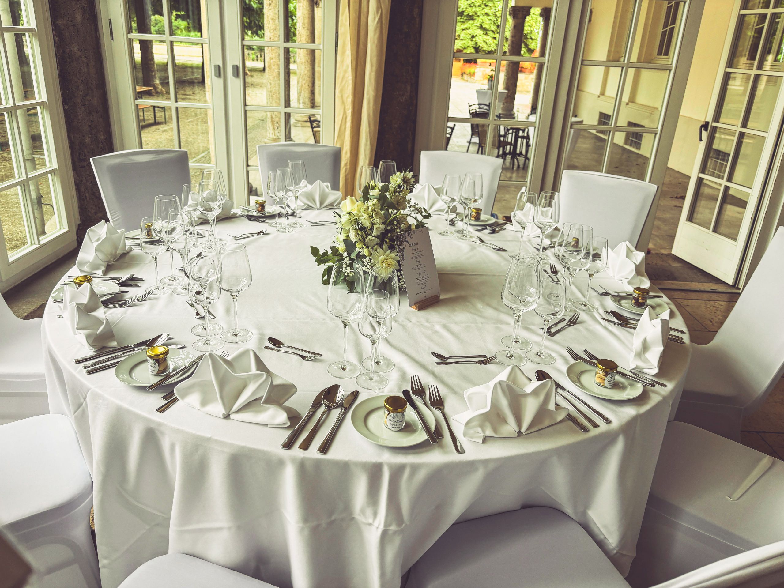 Weiße Stuhlhussen im Dolce by Wyndham in Bad Nauheim bei einer Feier – elegante Dekoration für Hochzeiten und besondere Veranstaltungen