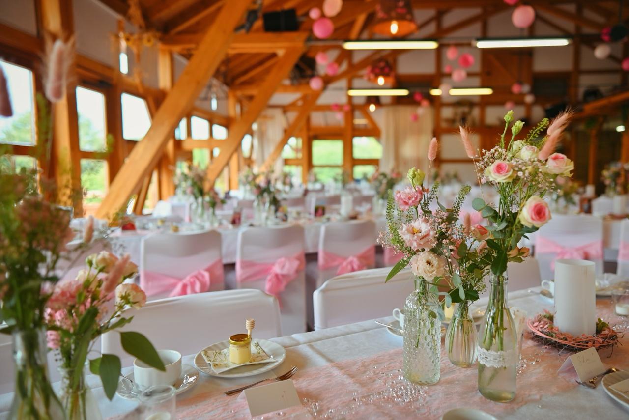 Weiße Stuhlhussen in der Rhönlandscheune in Dermbach bei einer Feier – elegante Dekoration für Hochzeiten und Veranstaltungen