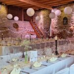 Weiße Stuhlhussen im Alten Weingut Moebus in Siefersheim bei einer Feier – elegante Dekoration für Hochzeiten und Veranstaltungen