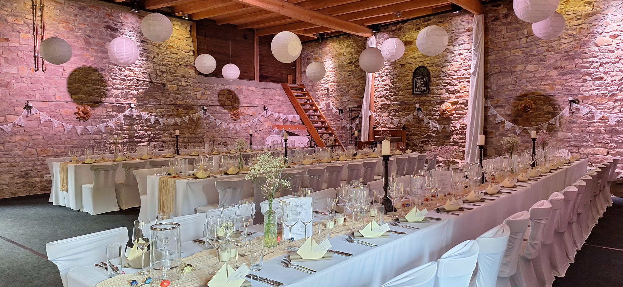 Stuhlhussen Altes Weingut Moebus Siefersheim Weiße Stuhlhussen im Alten Weingut Moebus in Siefersheim bei einer Feier – elegante Dekoration für Hochzeiten und Veranstaltungen