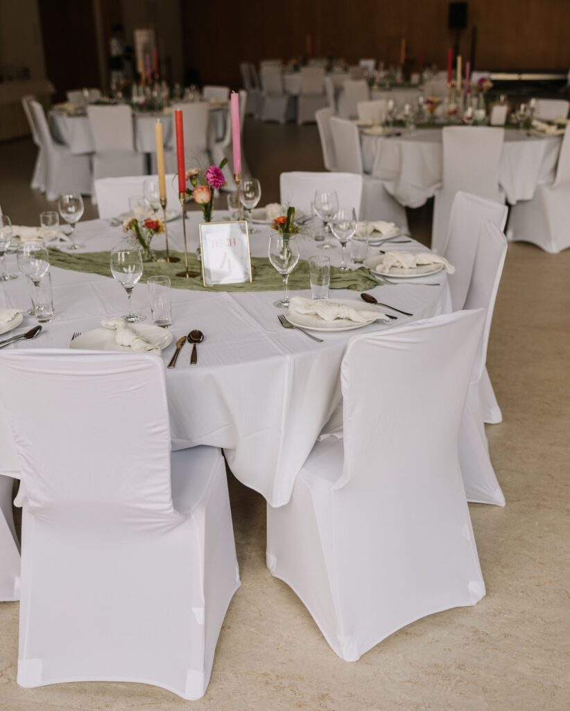 Weiße Stuhlhussen in der Evangeliumshalle in Marburg-Wehrda bei einer Feier – elegante Dekoration für Hochzeiten und Veranstaltungen