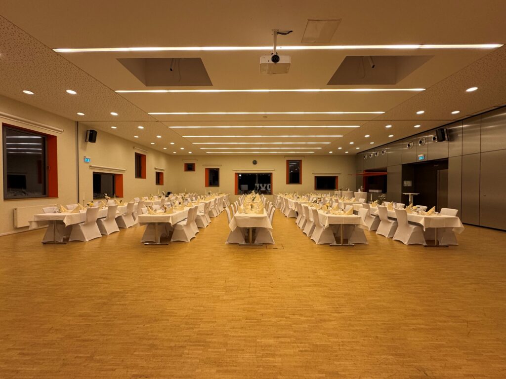 Weiße Stuhlhussen im Fuldataler Forum in Fuldatal bei einer Feier – stilvolle Dekoration für Hochzeiten und Veranstaltungen