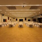 Weiße Stuhlhussen im Fuldataler Forum in Fuldatal bei einer Feier – stilvolle Dekoration für Hochzeiten und Veranstaltungen