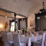 Weiße Stuhlhussen im Hotel Altes Land in Jork bei einer Feier – stilvolle Dekoration für Hochzeiten und besondere Anlässe