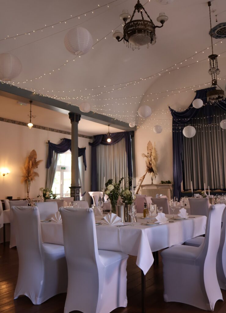 Weiße Stuhlhussen im Hotel Altes Land in Jork bei einer Feier – stilvolle Dekoration für Hochzeiten und besondere Anlässe